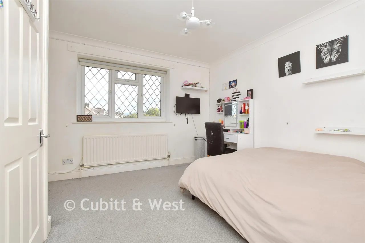 Oswald Close, Fetcham, KT22, photo 4