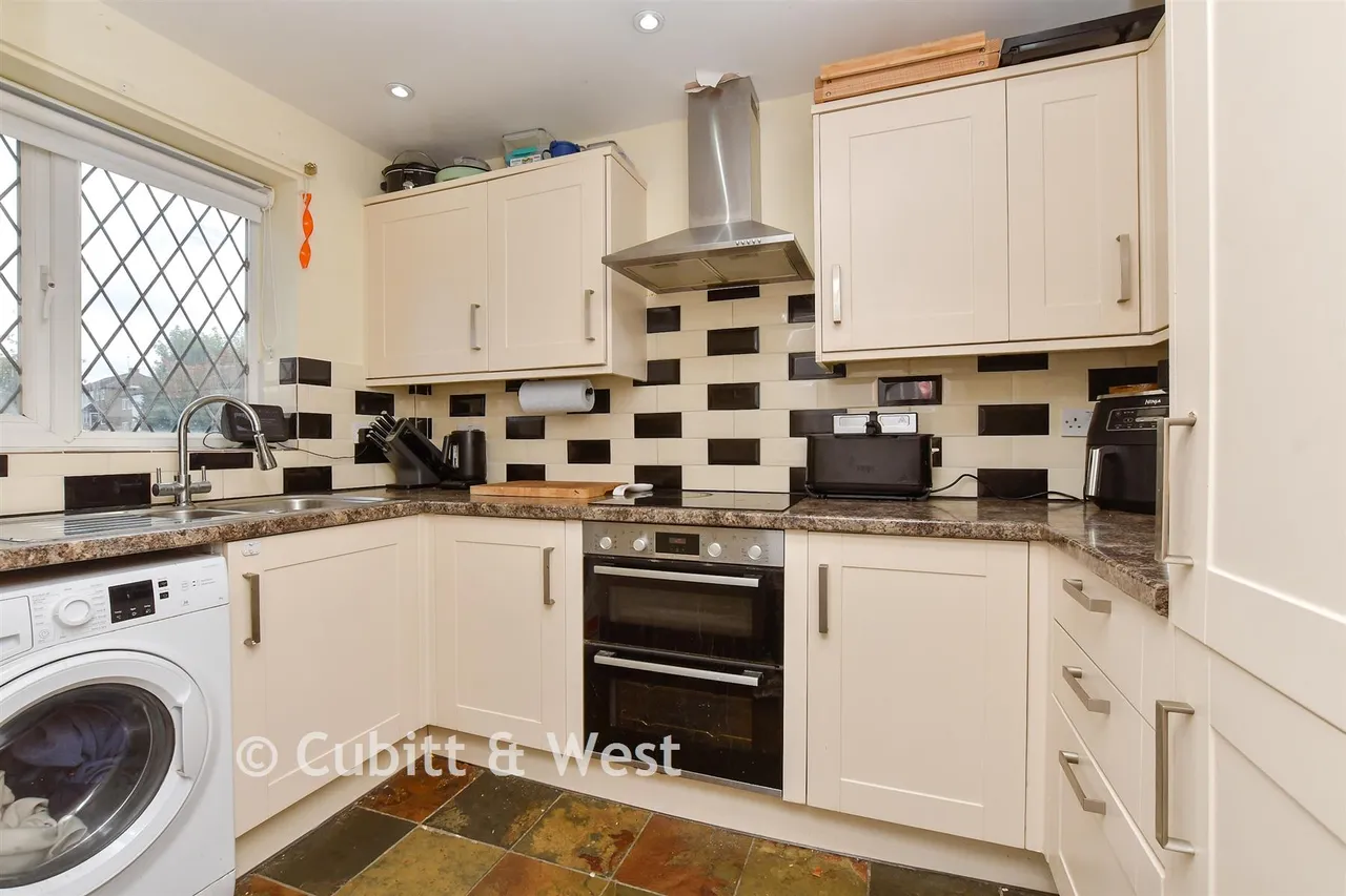 Oswald Close, Fetcham, KT22, photo 3