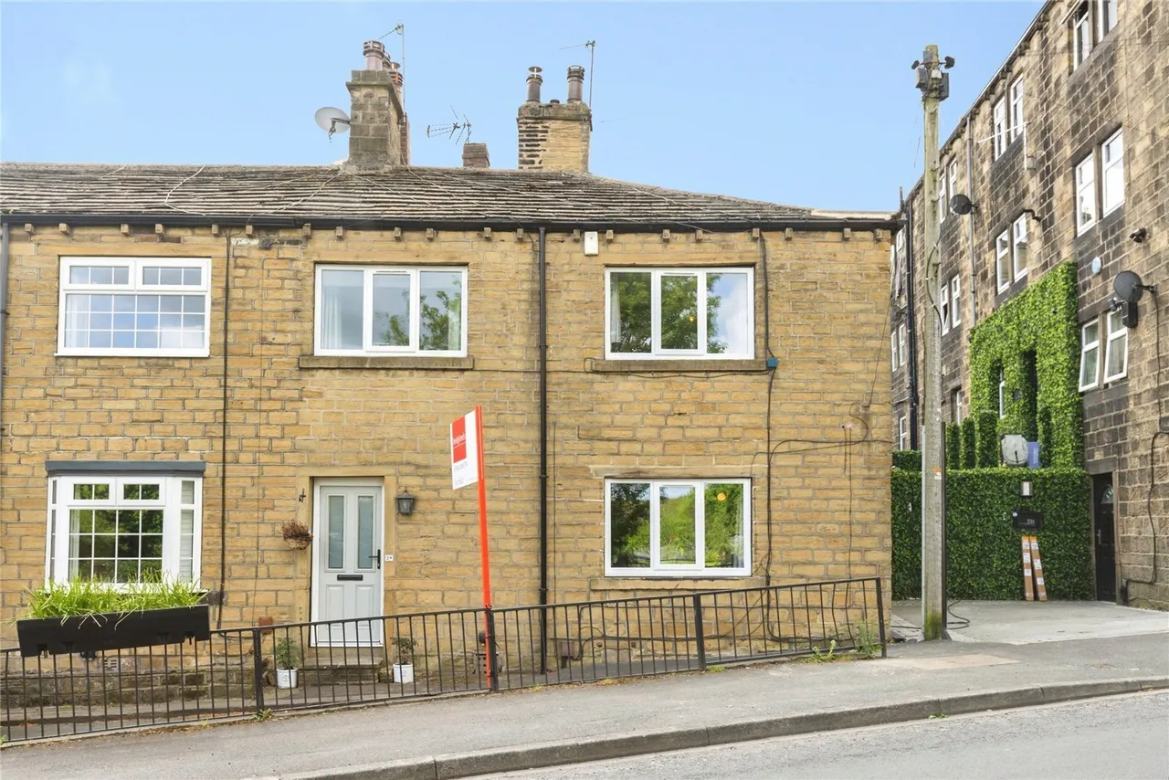 3 bed house for sale — Carr Road, Calverley, Pudsey, West Yorkshire, LS28