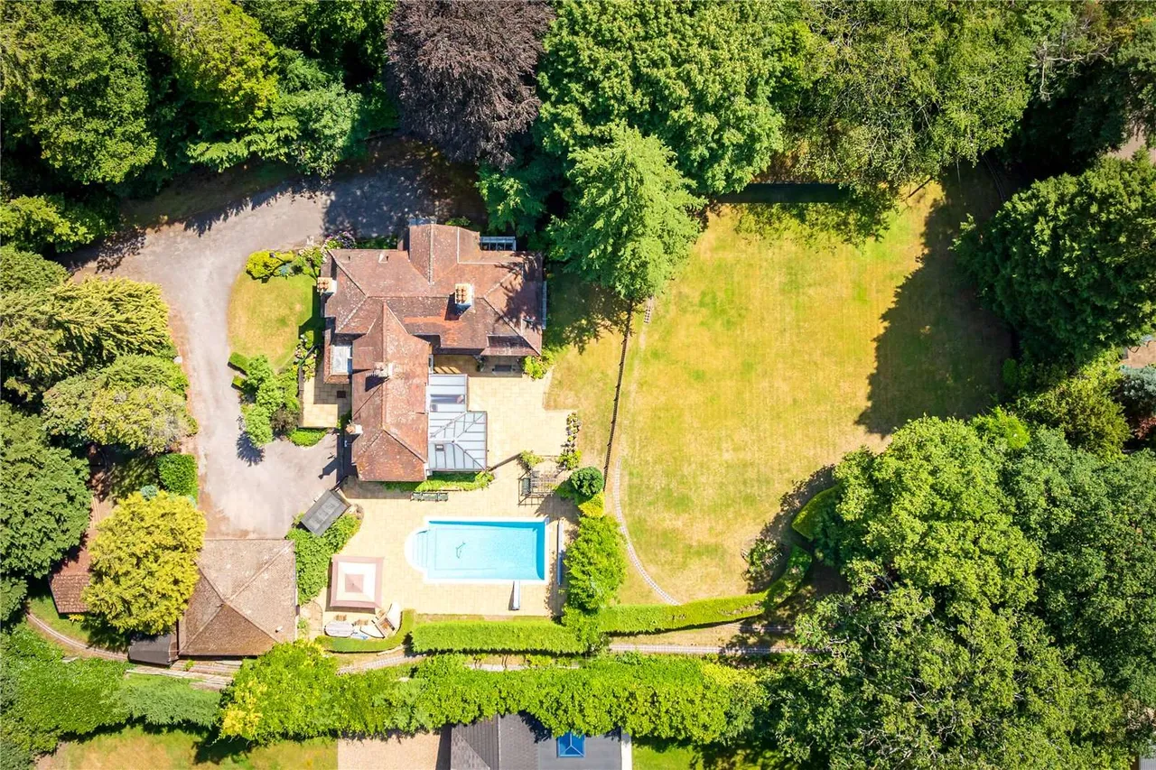 Bagshot Road, Worplesdon, Guildford, Surrey, GU3 3PX, photo 3