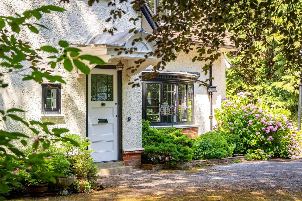 Bagshot Road, Worplesdon, Guildford, Surrey, GU3 3PX, photo 4