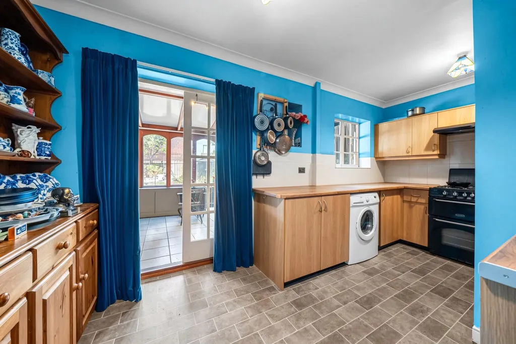 Foxhills Road, Ottershaw KT16 0NG, photo 5