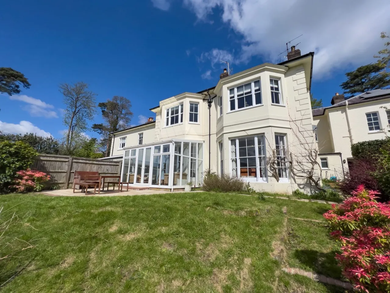 3 bed flat for sale — The Conifers Portland Road, East Grinstead, East Grinstead, RH19 4DZ