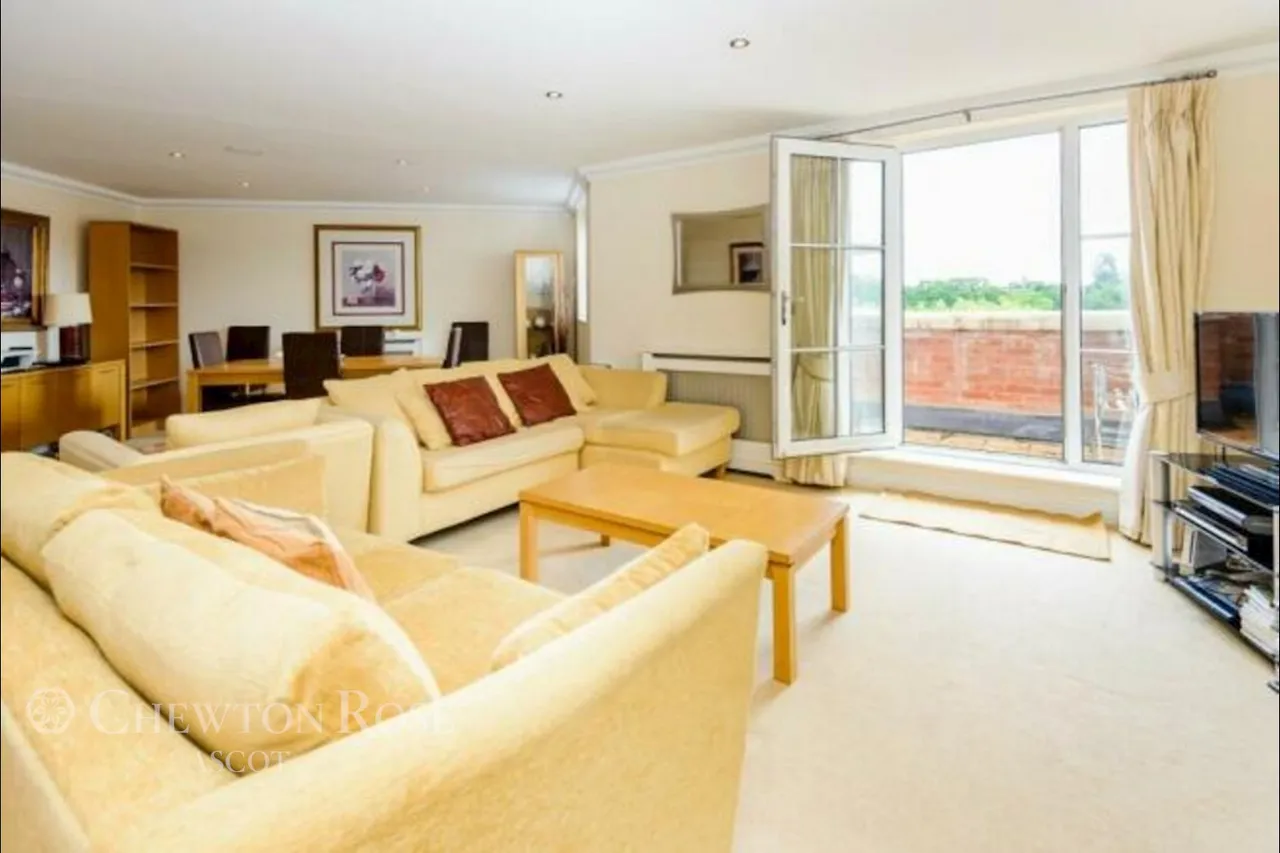BURLEIGH Road, Ascot, photo 2