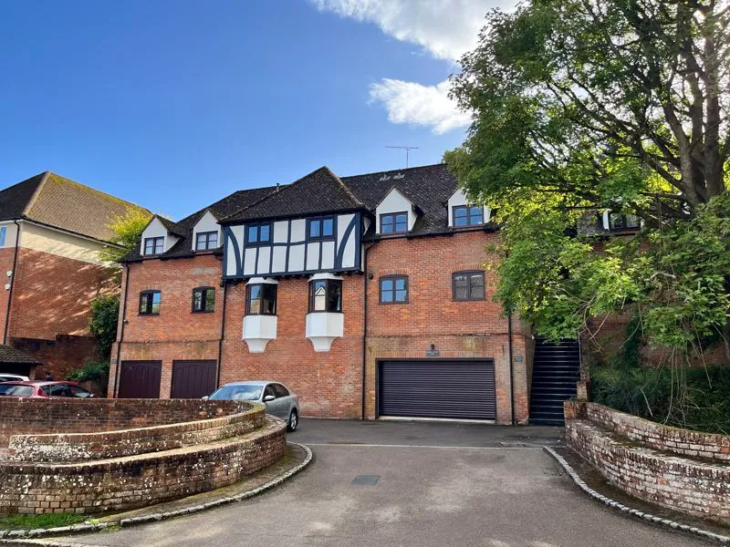 3 bed flat for sale — Bassetsbury Lane, High Wycombe HP11 1SF