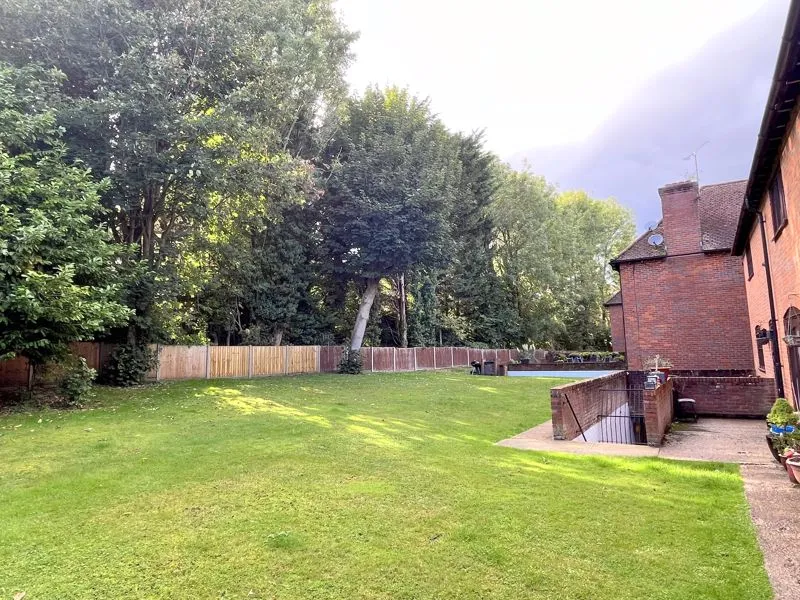 Bassetsbury Lane, High Wycombe HP11 1SF, photo 12