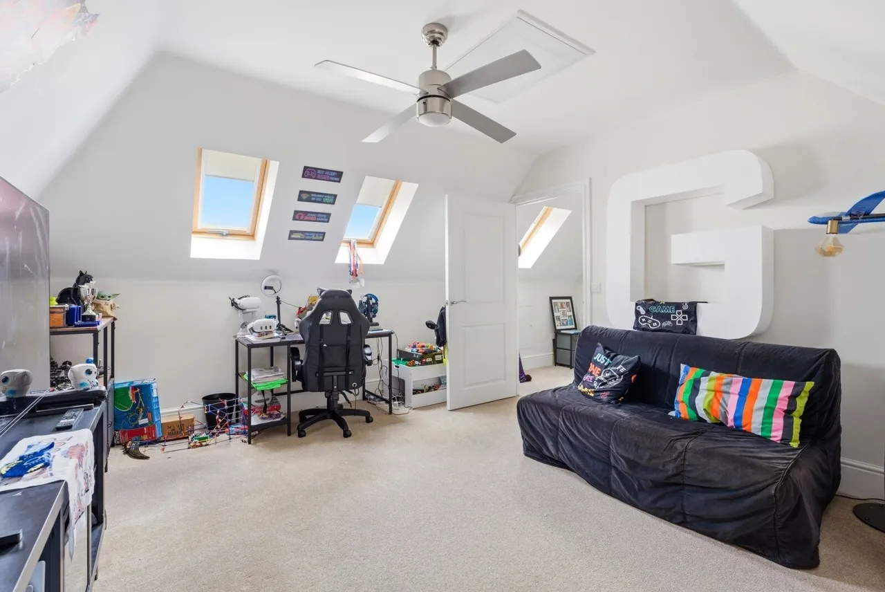Mallard Crescent, Caddington, LU1, photo 13
