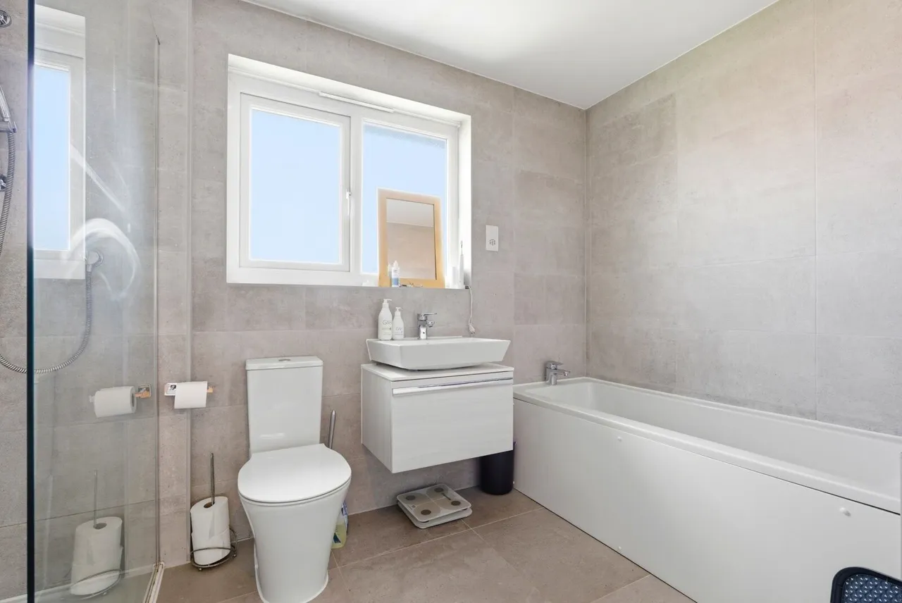 Mallard Crescent, Caddington, LU1, photo 12
