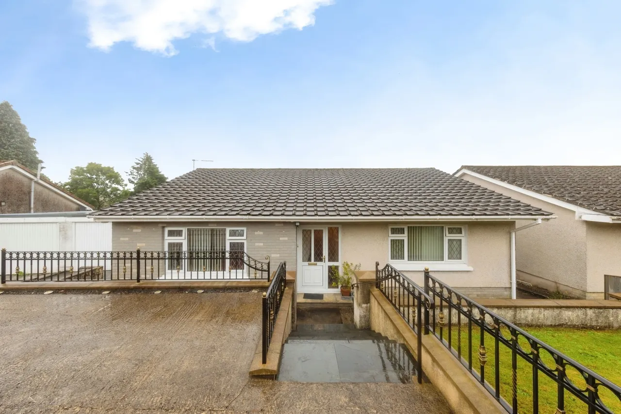 Bron Y Glyn Estate, Bronwydd Arms, SA33, photo 16
