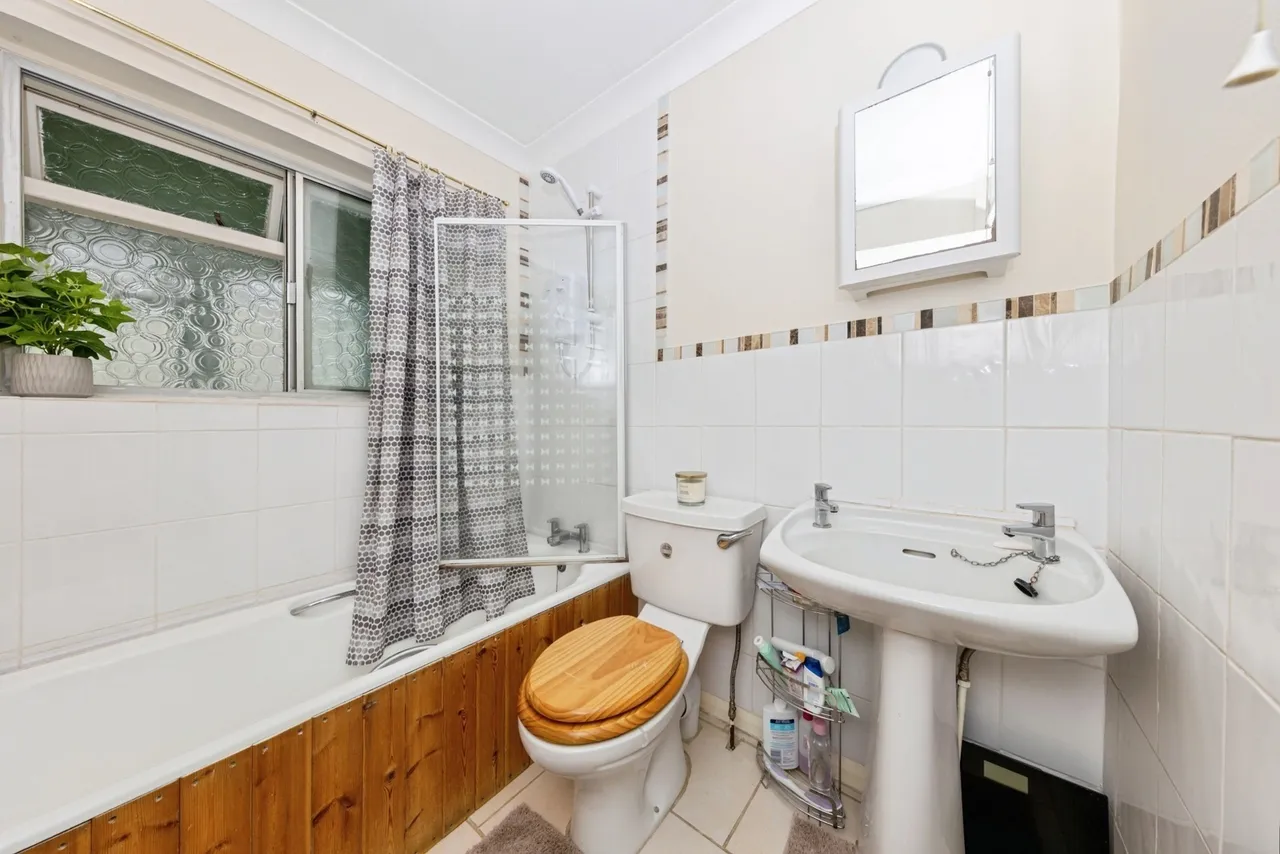 Bron Y Glyn Estate, Bronwydd Arms, SA33, photo 14