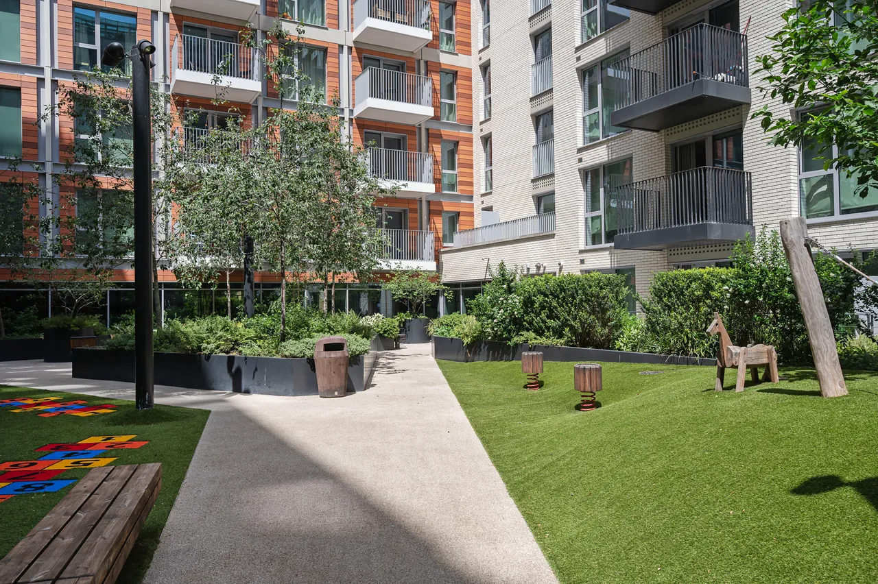London, SW11, photo 33