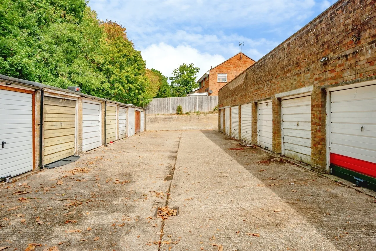 Hyde Heath Court, Crawley, RH10, photo 11