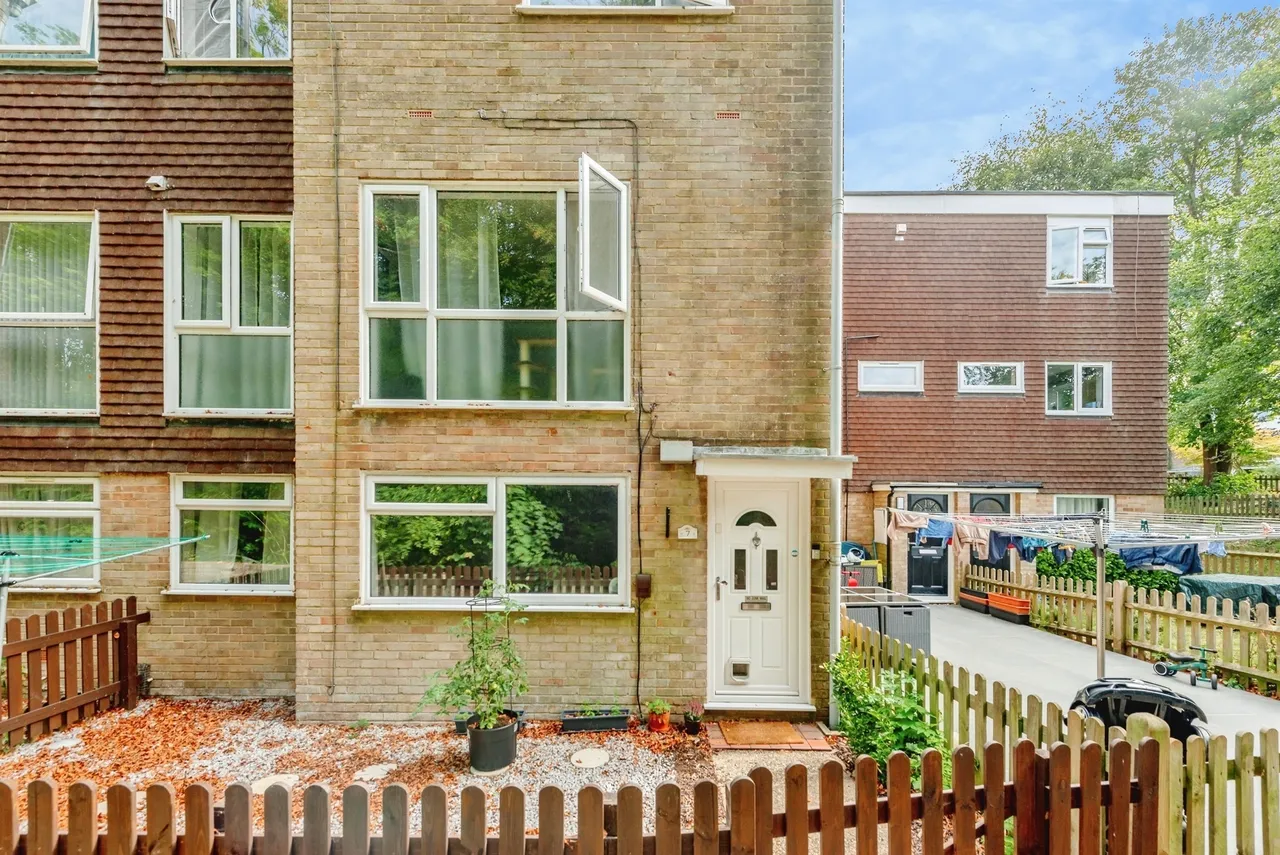 2 bed flat for sale, Hyde Heath Court, Crawley, RH10