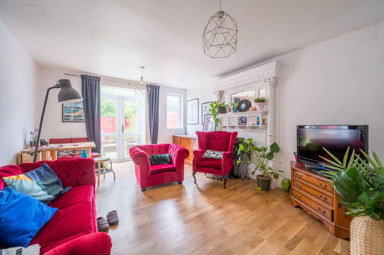 4 bed house to rent — 18 Kenchester Close, London