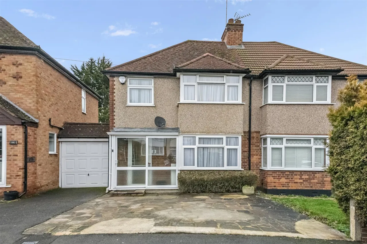 3 bed house to rent, Harvey Road, Uxbridge