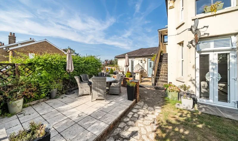 3 bed flat for sale — Burgh Heath Road, Epsom, KT17