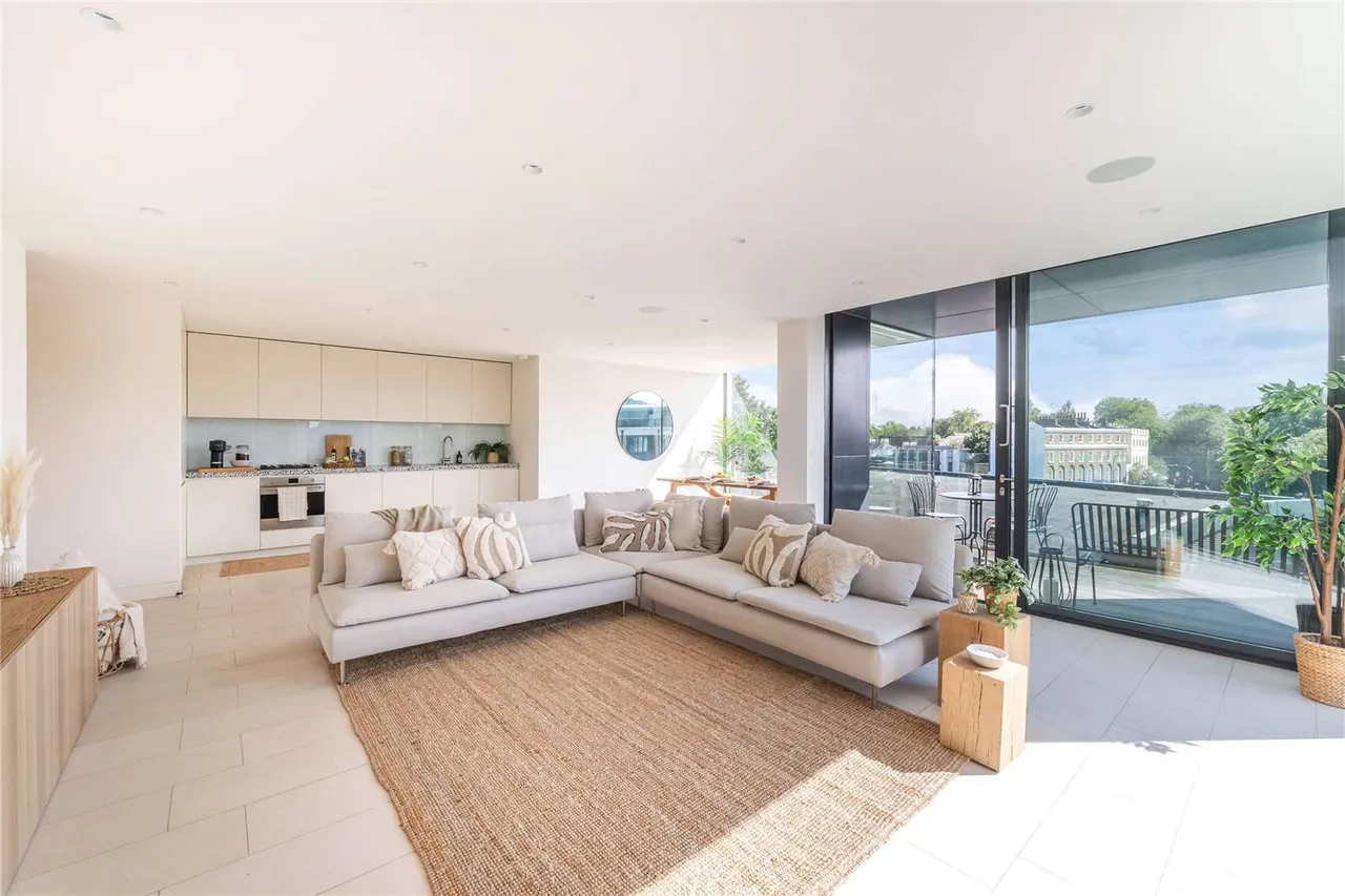 3 bed flat to rent — Latitude House, Oval Road, London, NW1 7EU