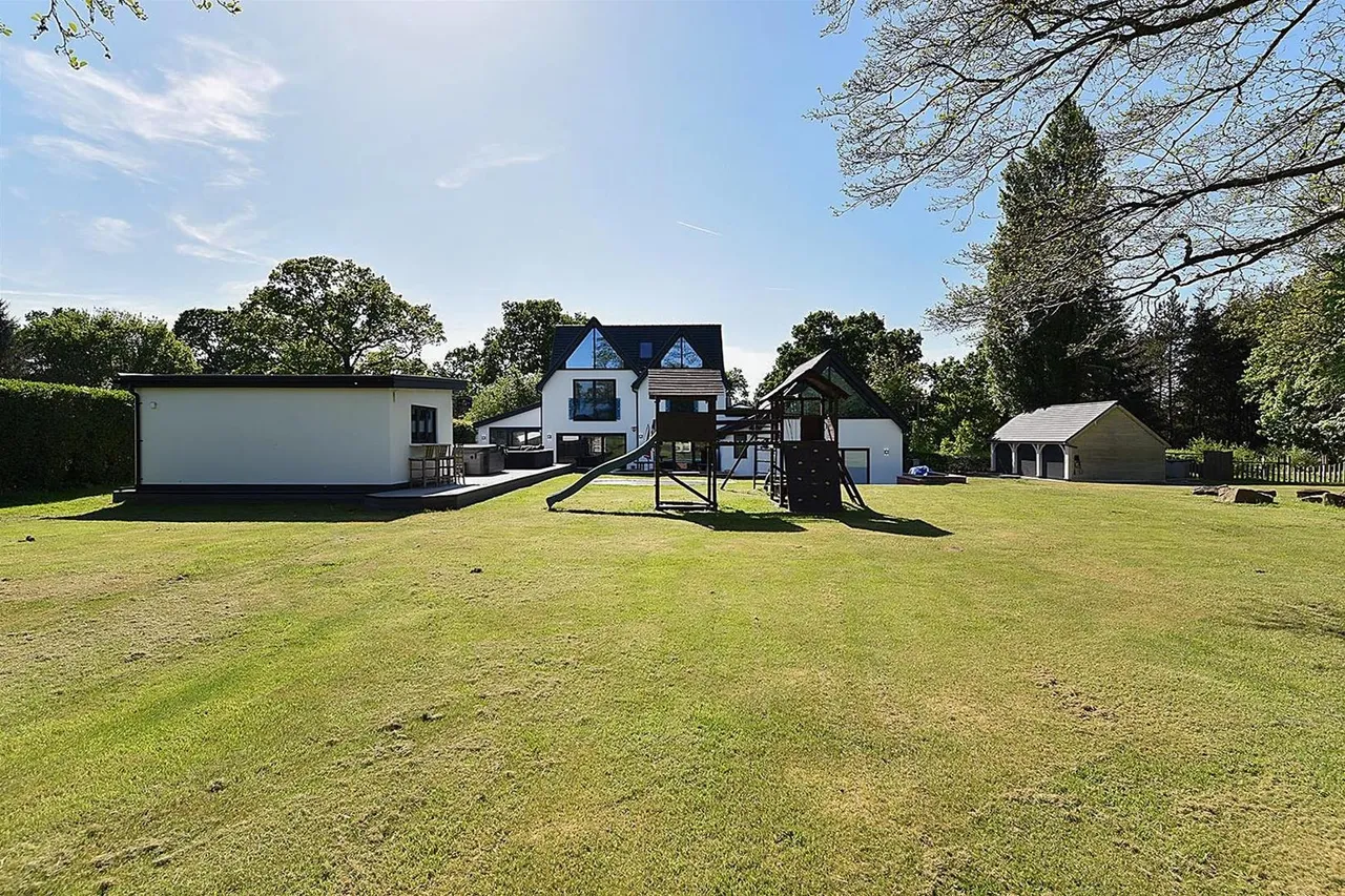 Wilmslow Road, Prestbury, photo 29