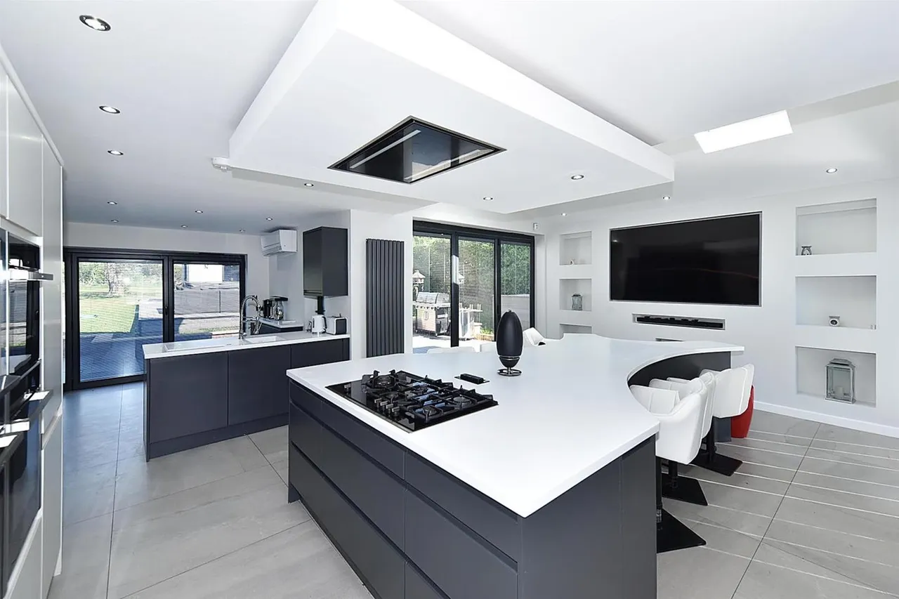 Wilmslow Road, Prestbury, photo 7