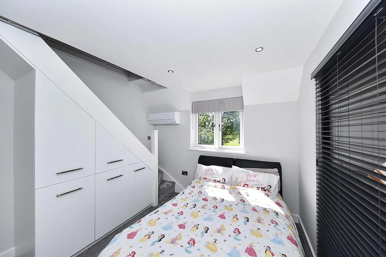 Wilmslow Road, Prestbury, photo 17