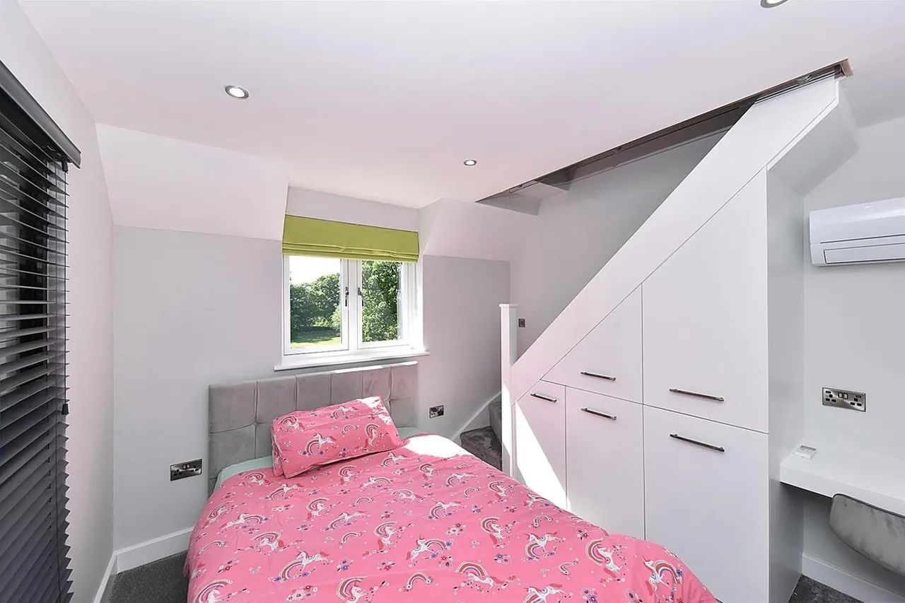 Wilmslow Road, Prestbury, photo 16
