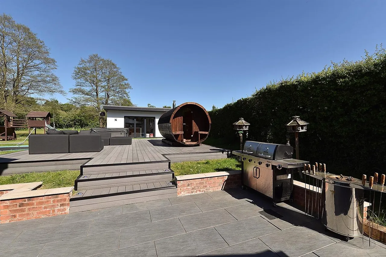 Wilmslow Road, Prestbury, photo 3