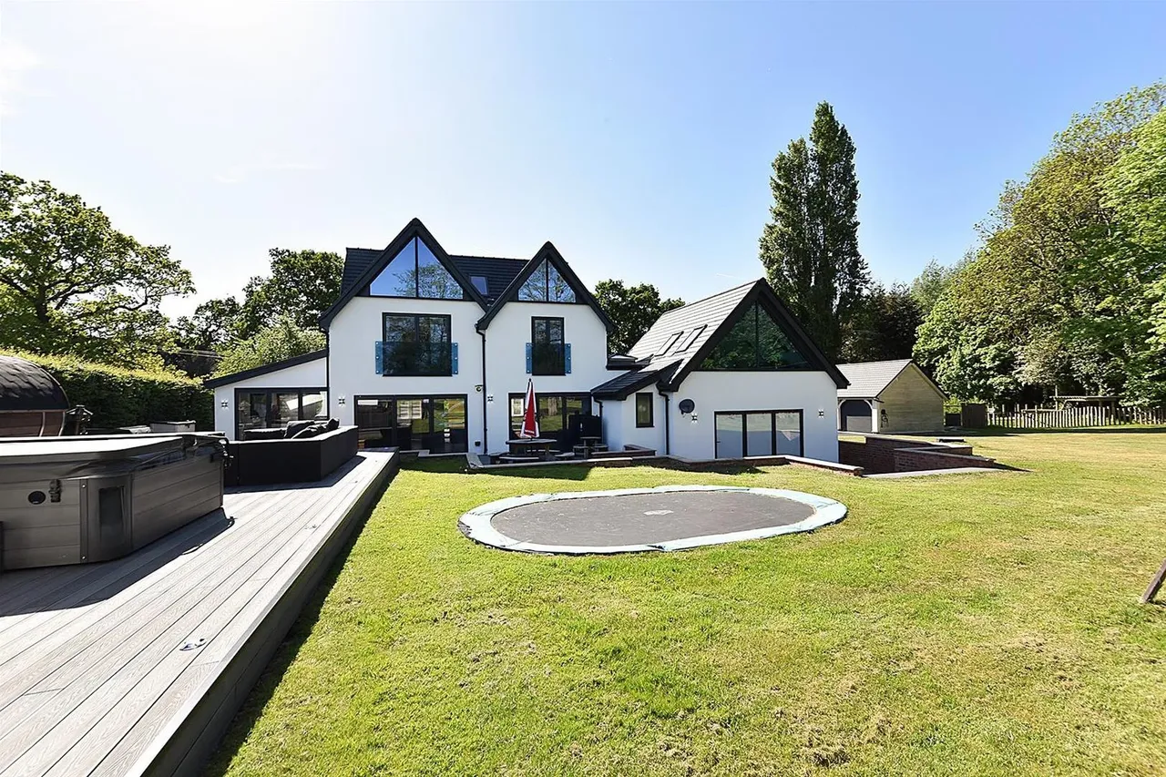 5 bed house for sale — Wilmslow Road, Prestbury