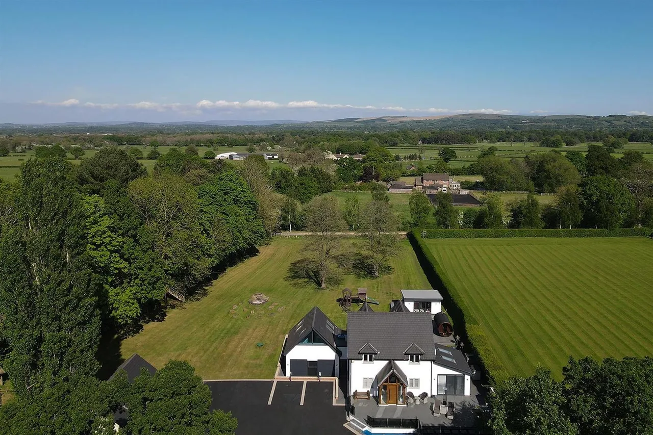 Wilmslow Road, Prestbury, photo 4