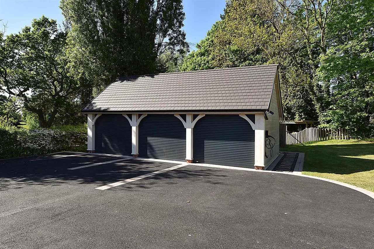 Wilmslow Road, Prestbury, photo 26