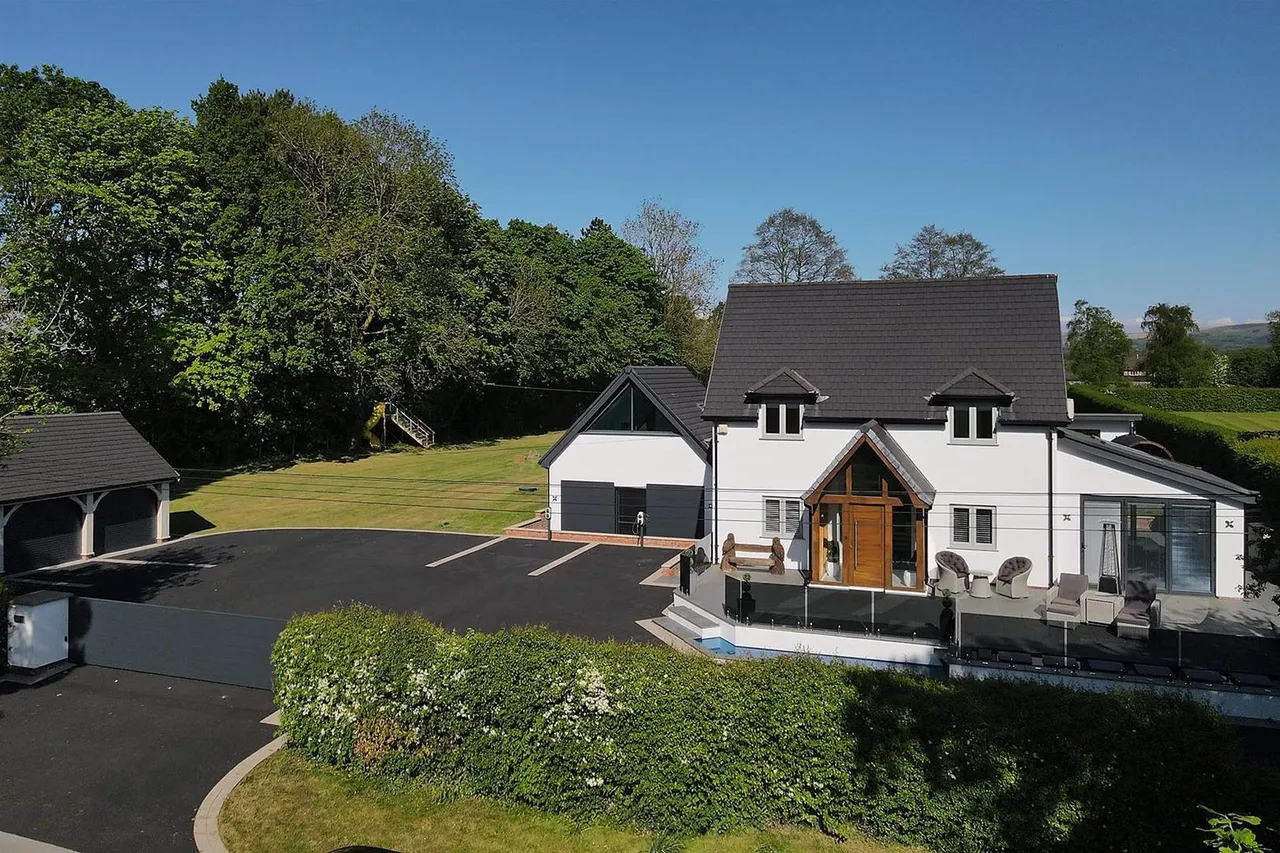 Wilmslow Road, Prestbury, photo 32