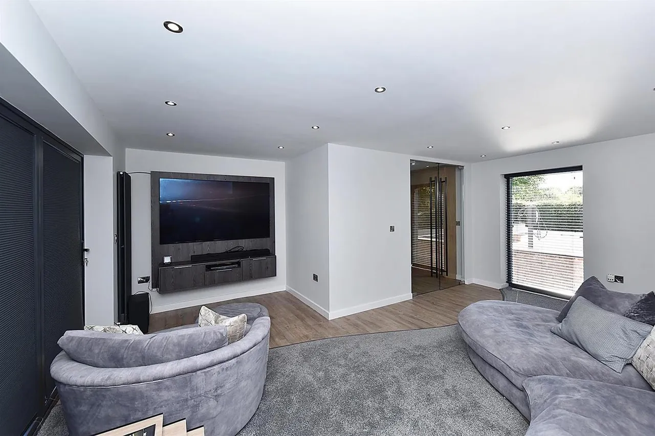 Wilmslow Road, Prestbury, photo 6