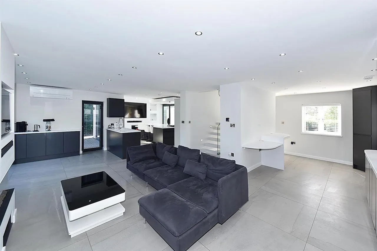 Wilmslow Road, Prestbury, photo 2