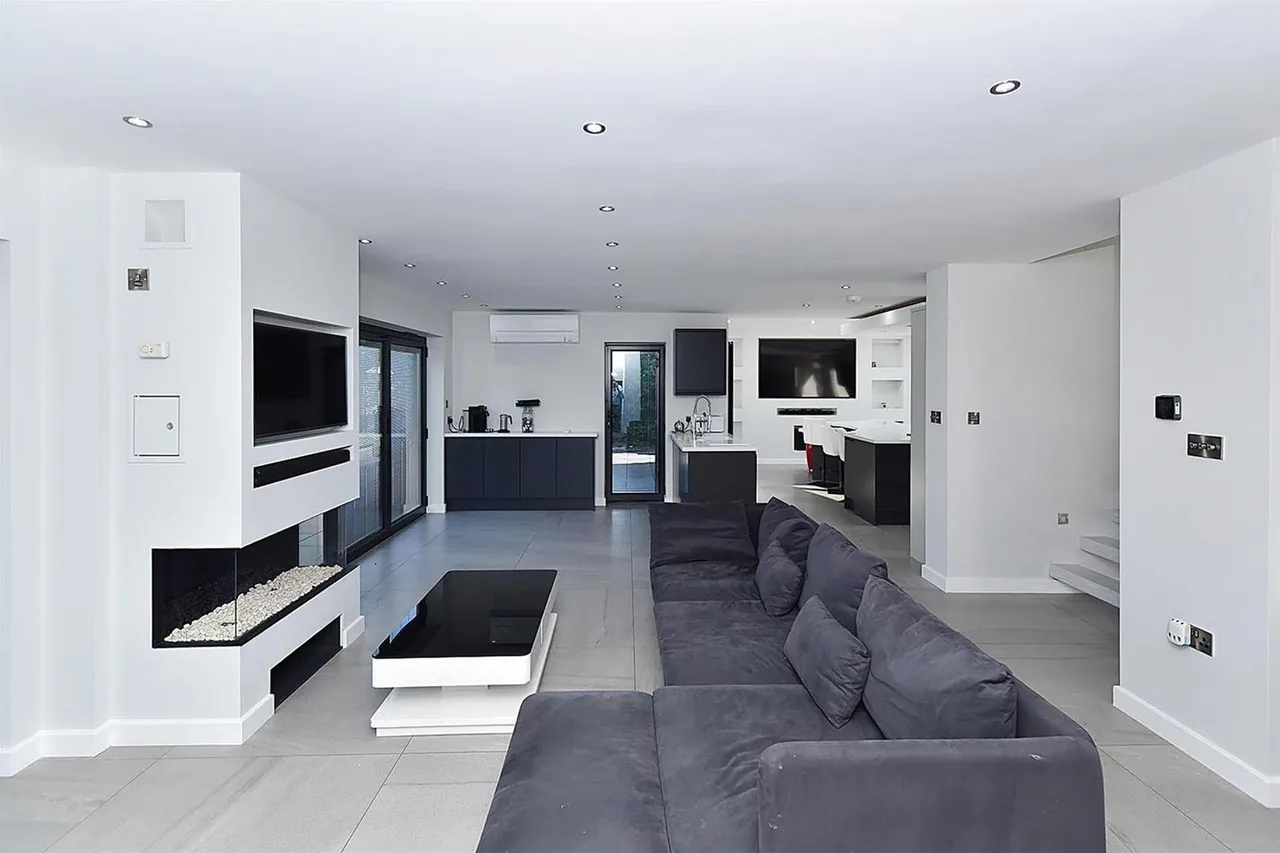 Wilmslow Road, Prestbury, photo 5