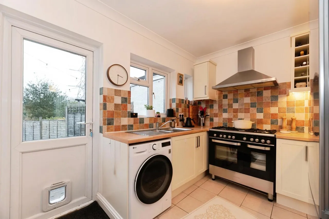 Ashby Avenue, Chessington, KT9, photo 4