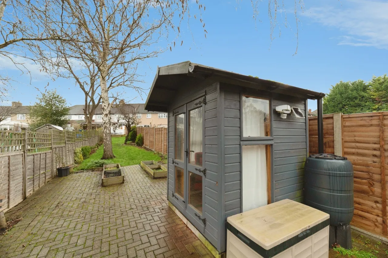 Ashby Avenue, Chessington, KT9, photo 12