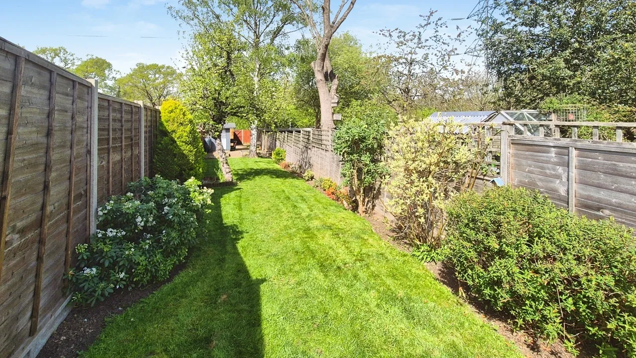 Ashby Avenue, Chessington, KT9, photo 13