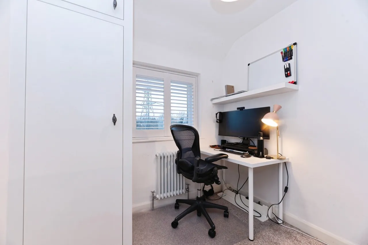 Ashby Avenue, Chessington, KT9, photo 7