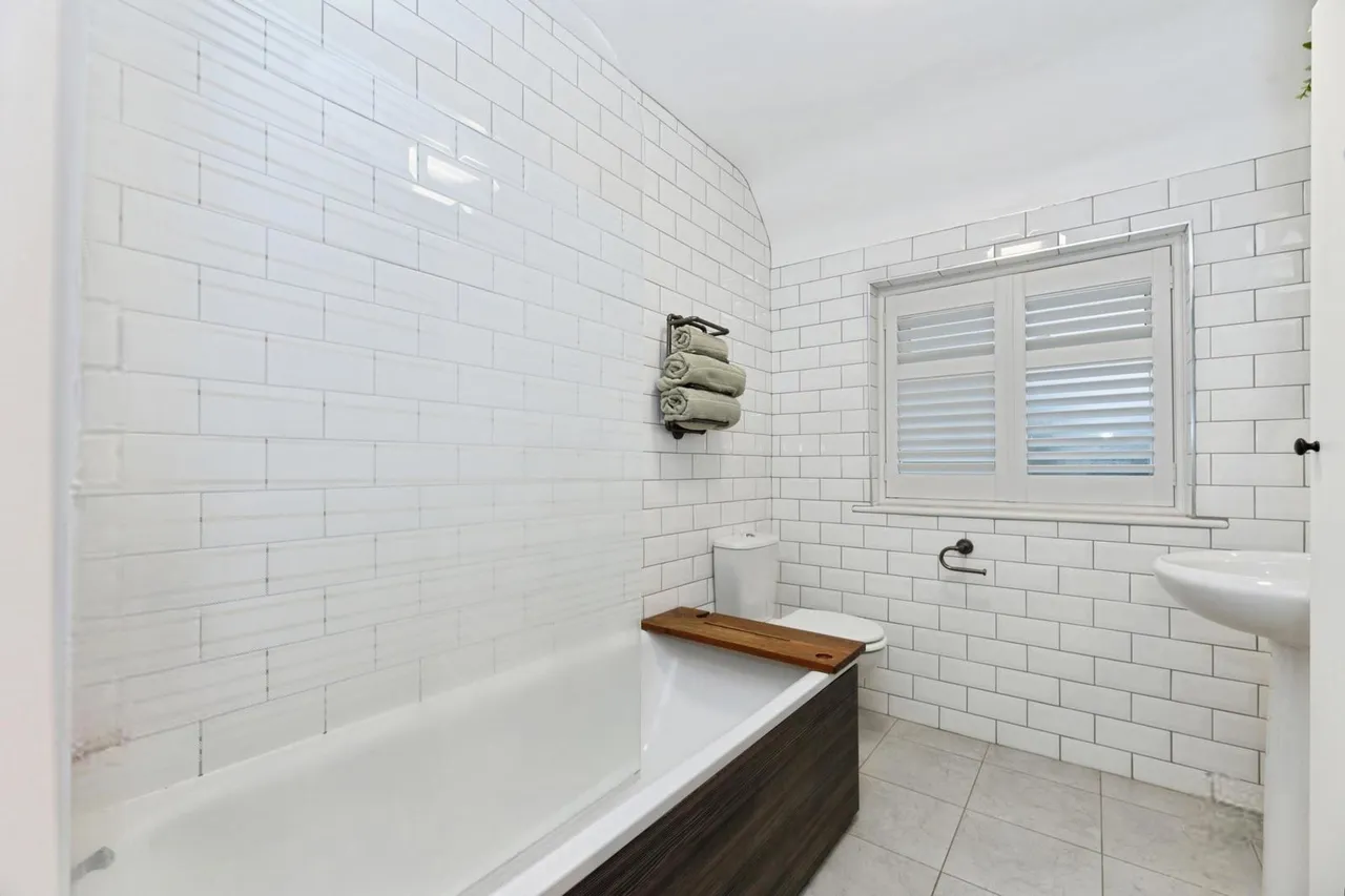 Ashby Avenue, Chessington, KT9, photo 8