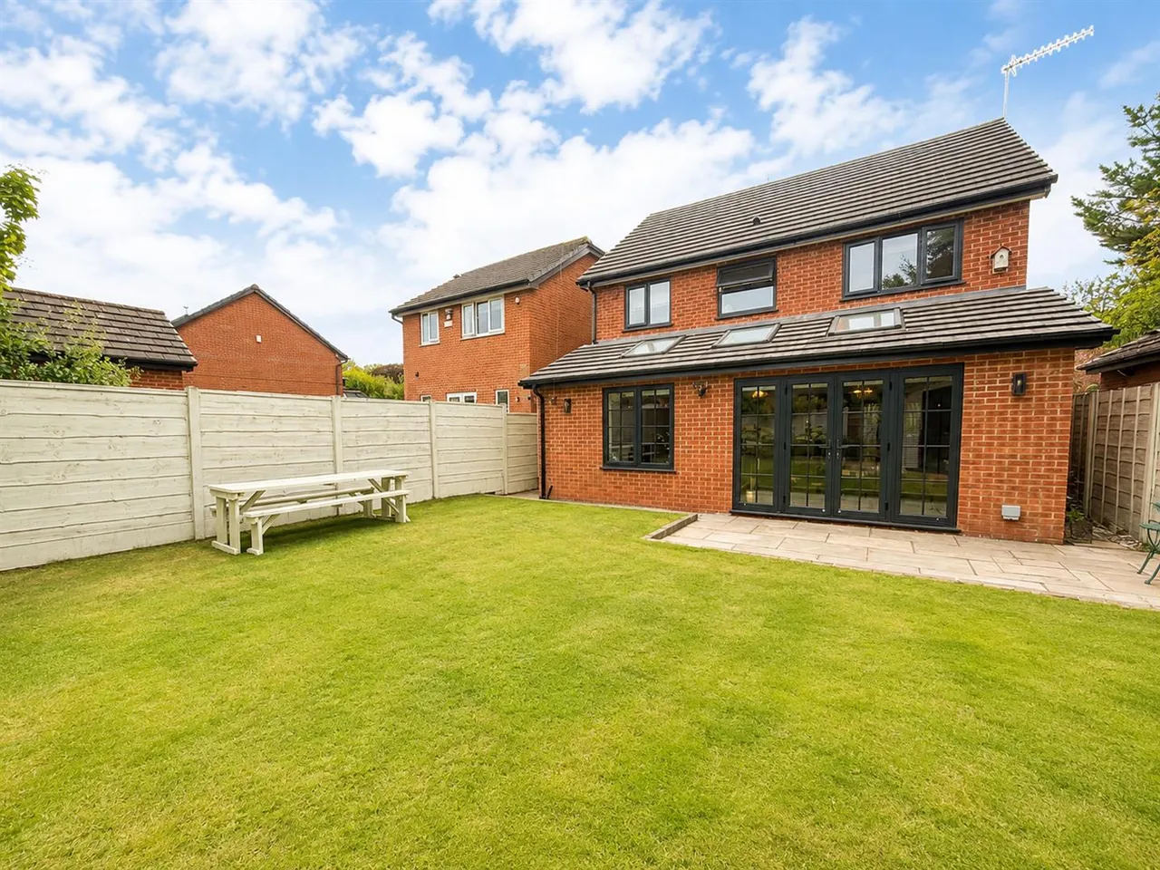 St. James Drive, Sale, M33, photo 2