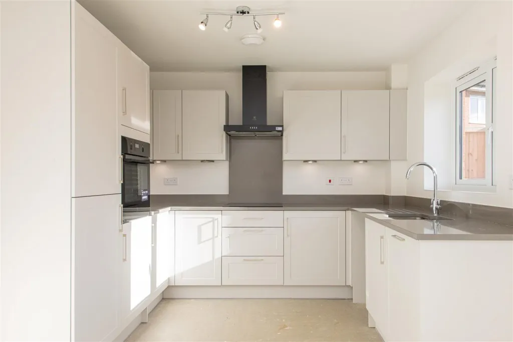 Litchfield Drive, Higham Ferrers, photo 2