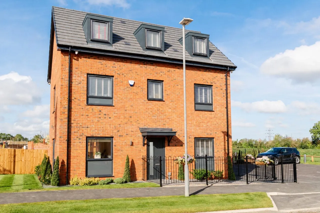 4 bed house for sale — Plot 564, Watling Street, Milton Keynes, MK8 8AB