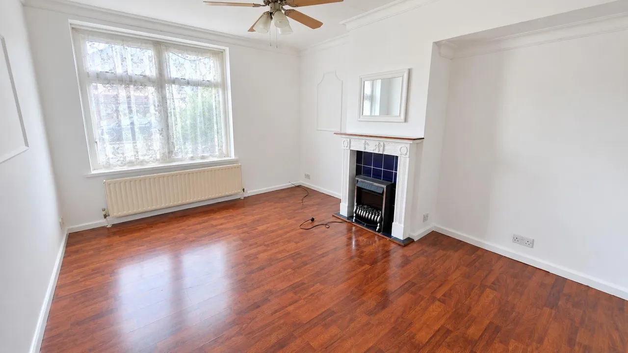 Fanshawe Crescent, Dagenham, RM9, photo 2