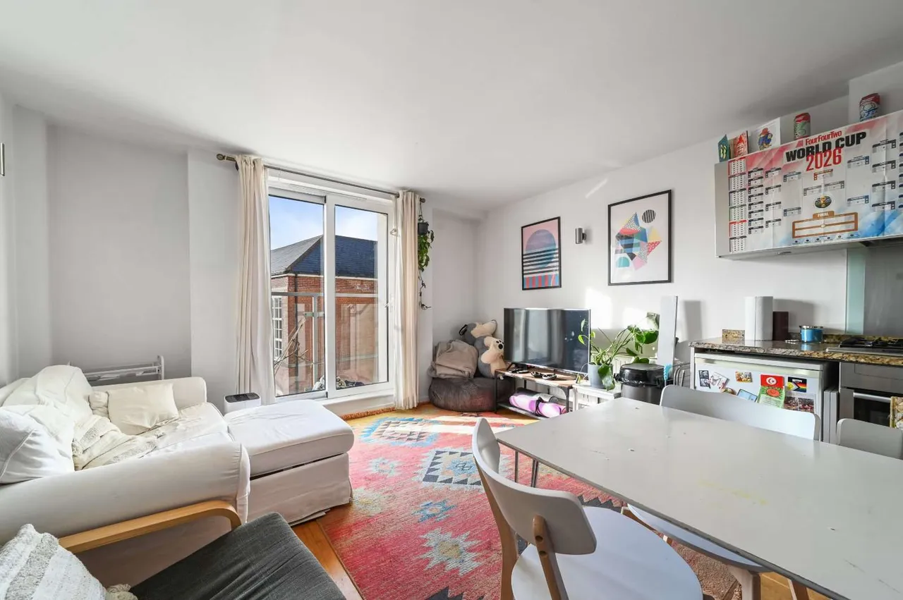 2 bed flat to rent, Enfield Road, London, N1