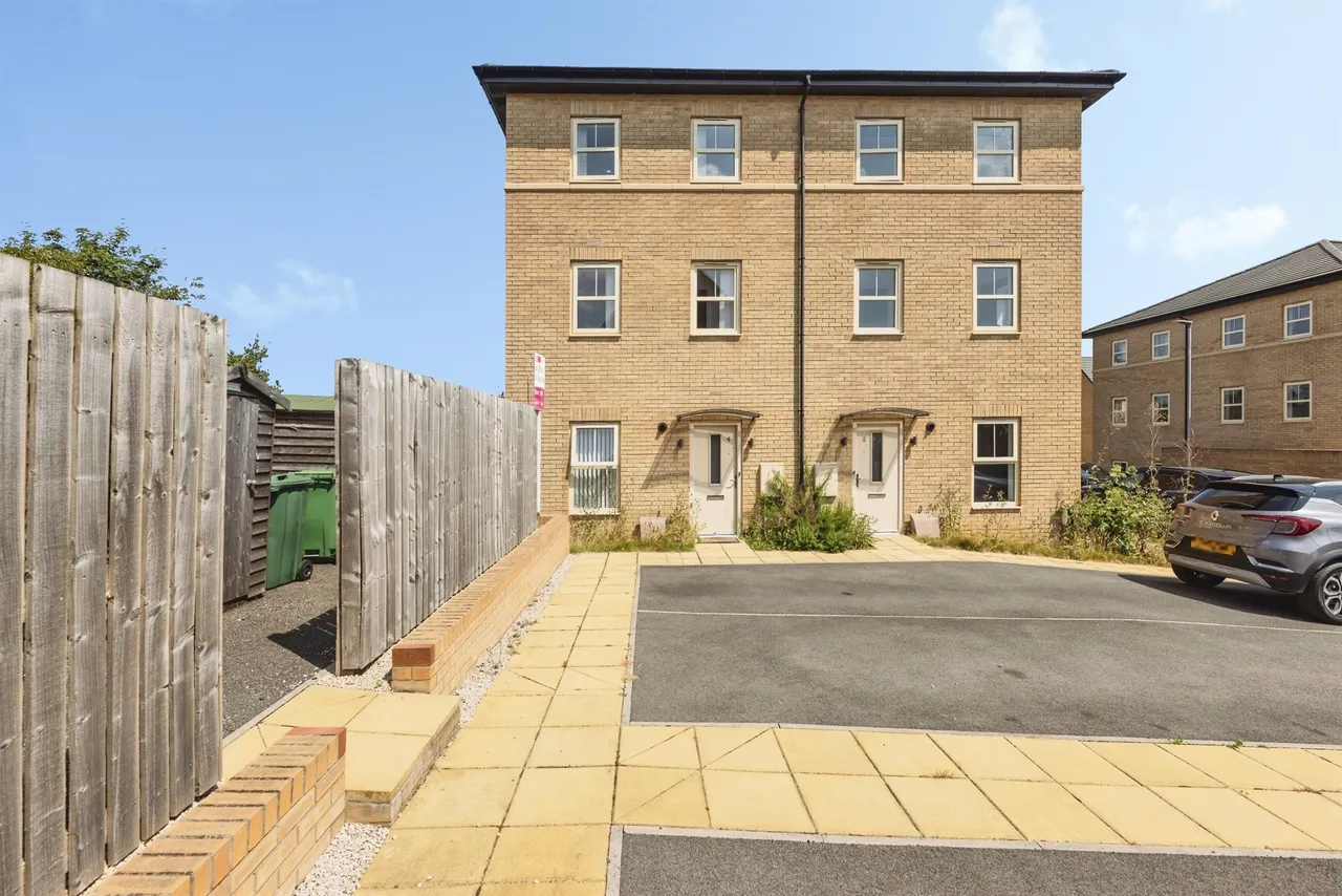 2 bed house for sale — Ellercroft Way, Pontefract