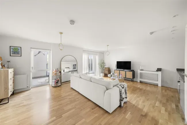 1 bed flat for sale — Kew Apartments, Wintergreen Boulevard, West Drayton