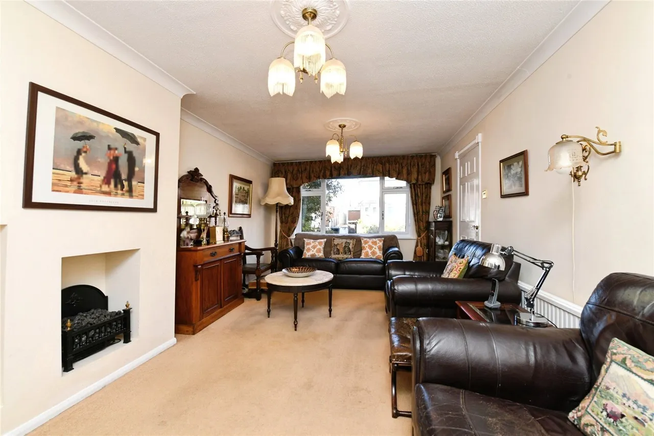 King Georges Road, Pilgrims Hatch, CM15, photo 3