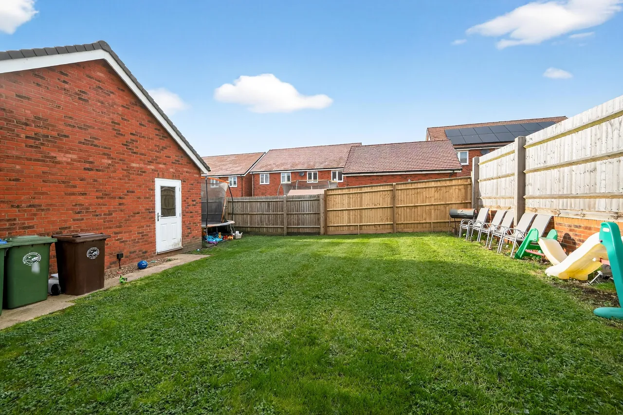 Stoches Close, Aylesbury, HP22, photo 19