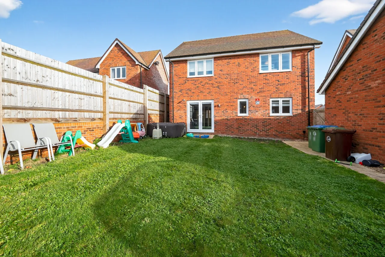 Stoches Close, Aylesbury, HP22, photo 18