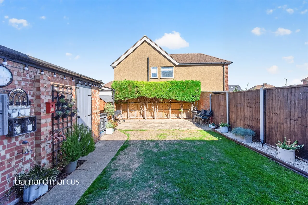 Cumberland Drive, Chessington, KT9, photo 5