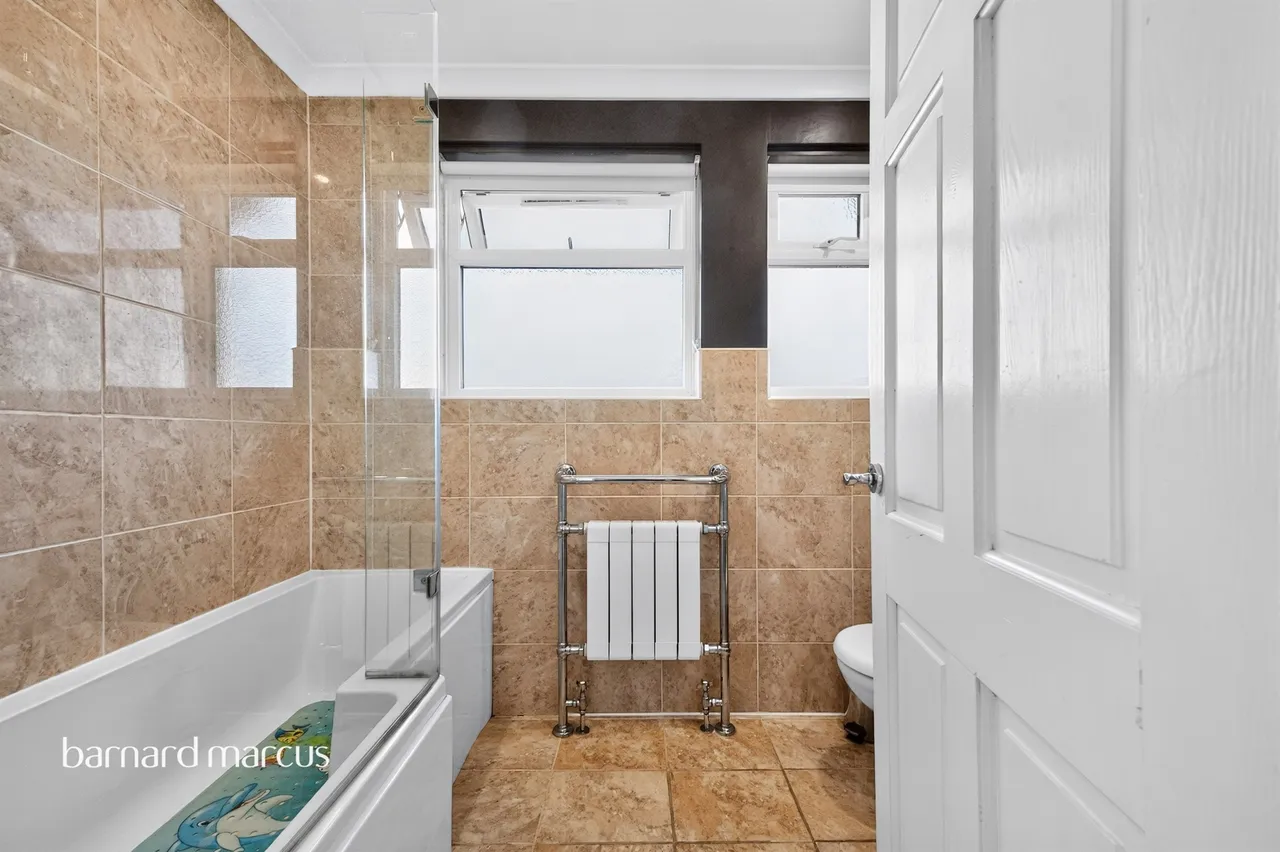 Cumberland Drive, Chessington, KT9, photo 7